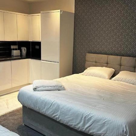 Oyo The Pleasant House Hotel Манчестър Екстериор снимка