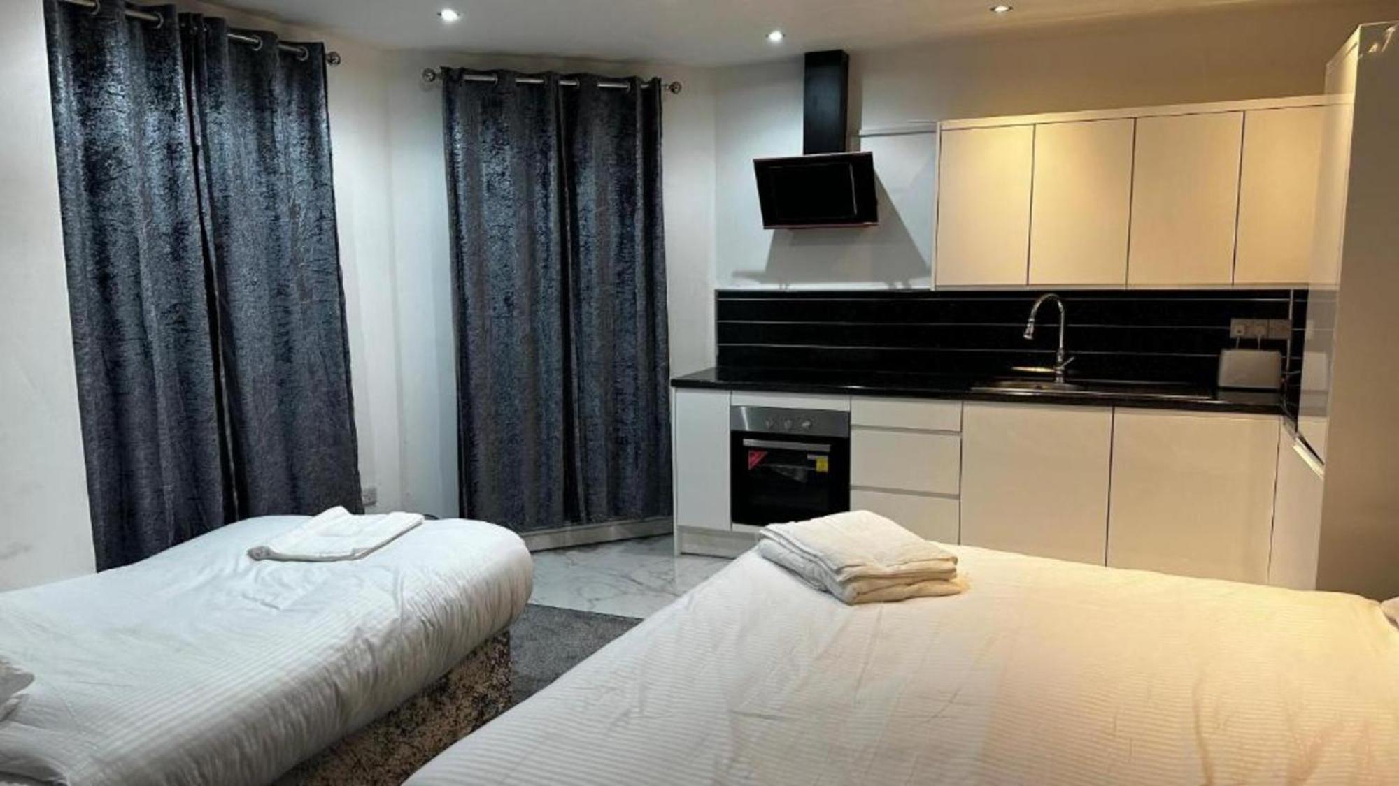 Oyo The Pleasant House Hotel Манчестър Екстериор снимка