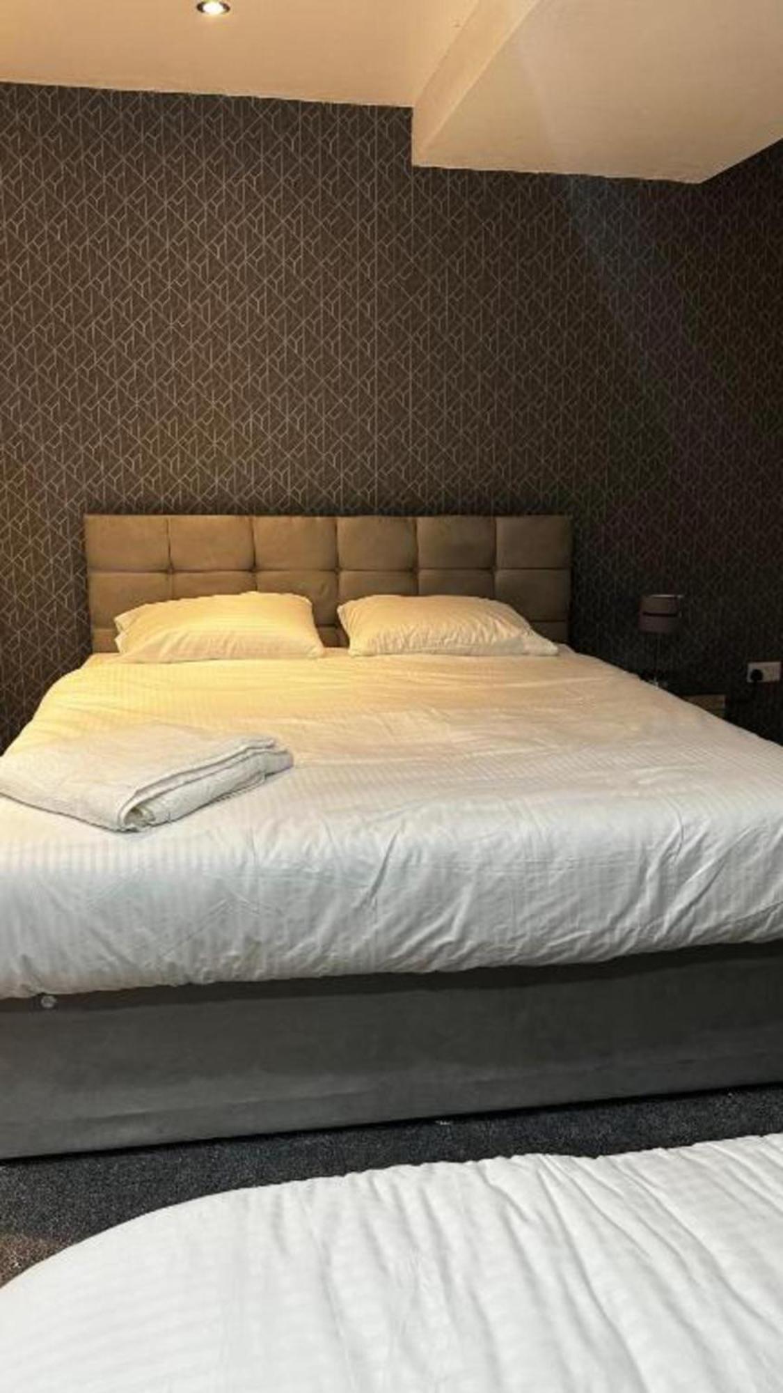 Oyo The Pleasant House Hotel Манчестър Екстериор снимка
