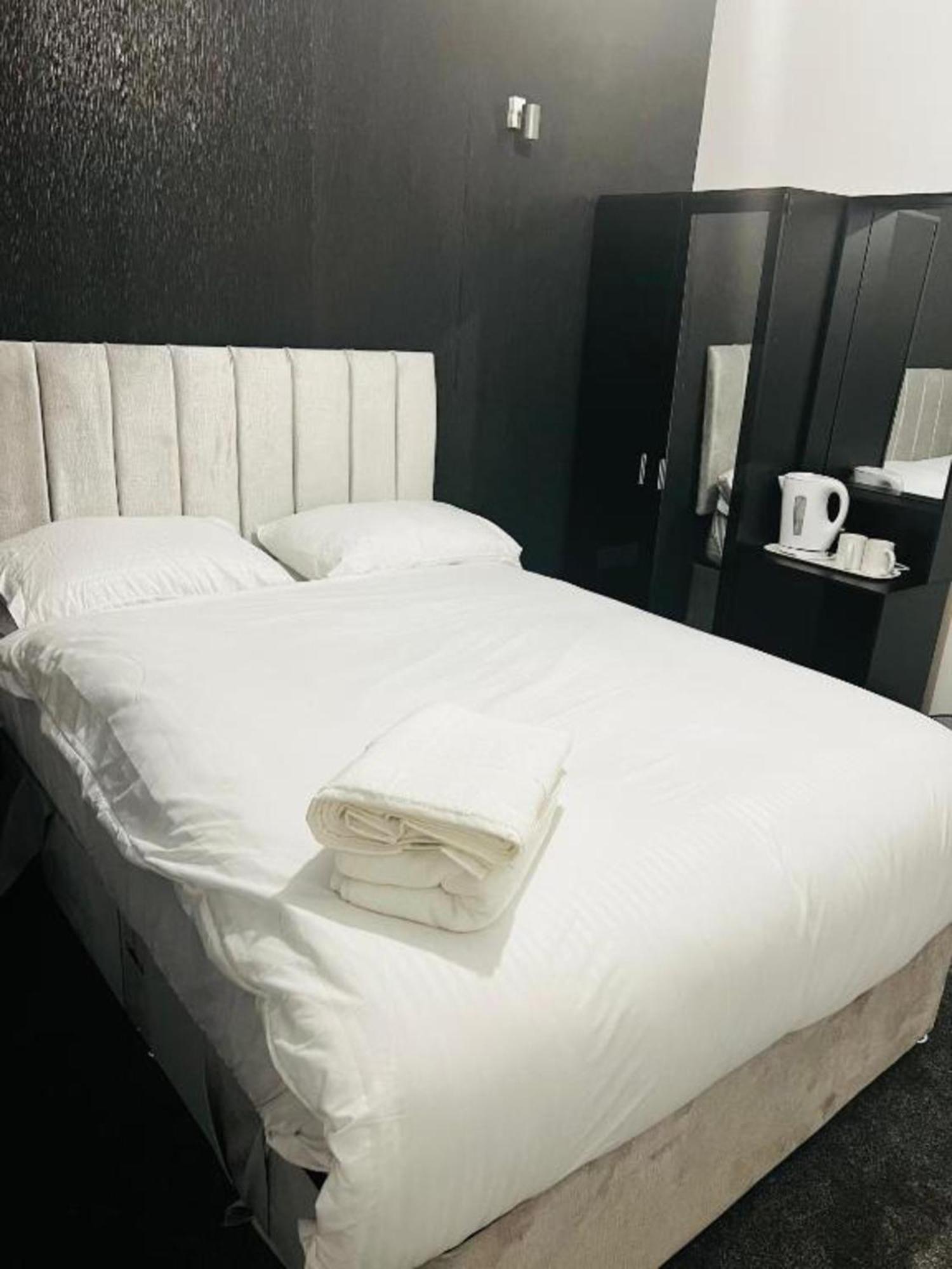 Oyo The Pleasant House Hotel Манчестър Екстериор снимка