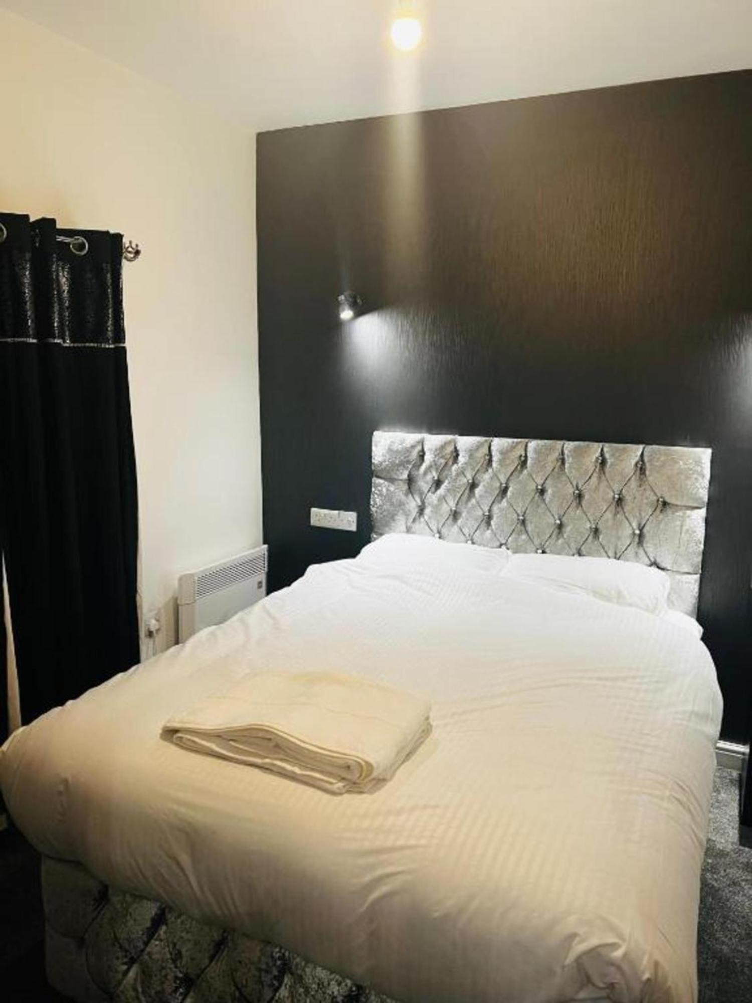 Oyo The Pleasant House Hotel Манчестър Екстериор снимка