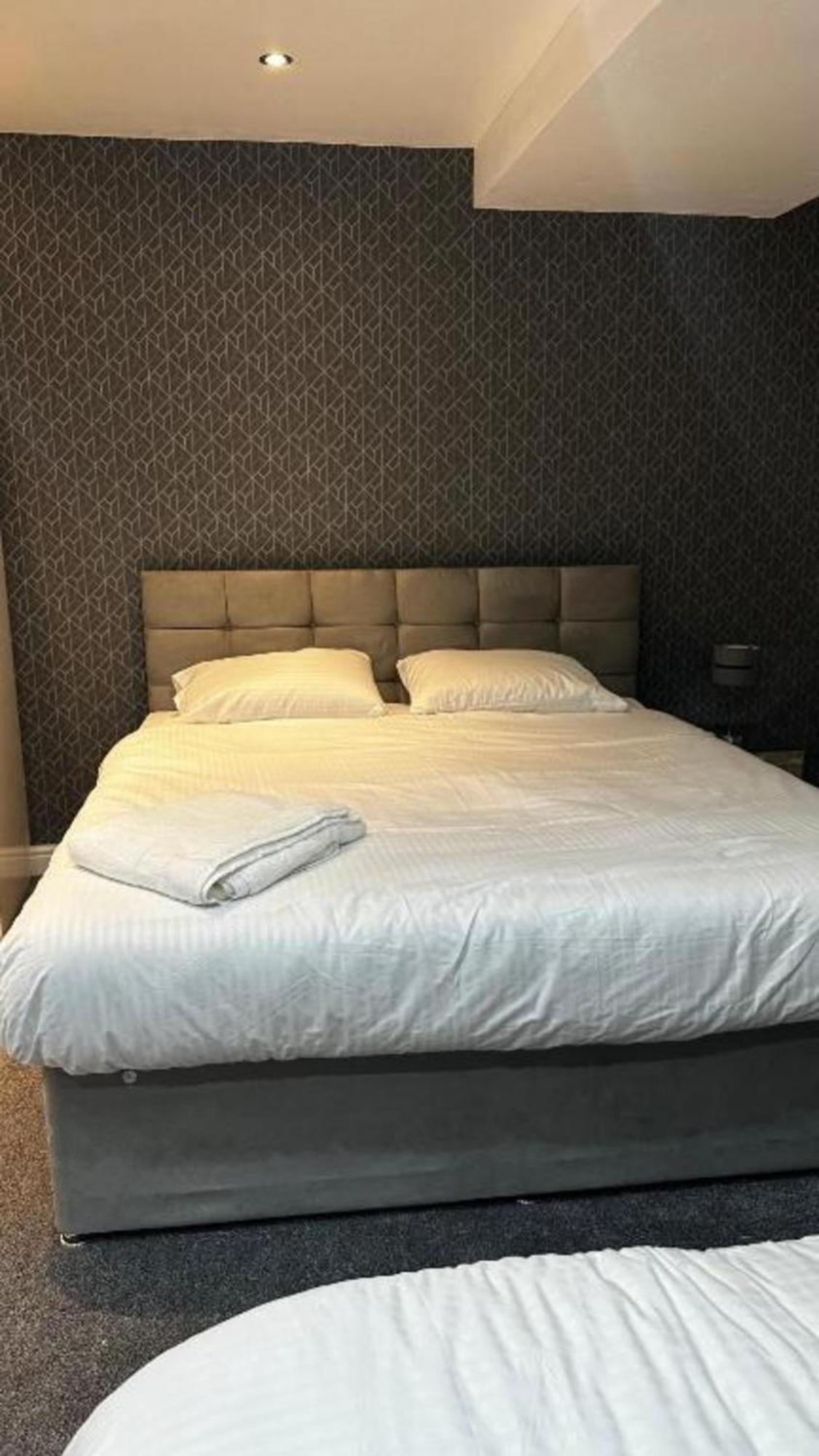 Oyo The Pleasant House Hotel Манчестър Екстериор снимка