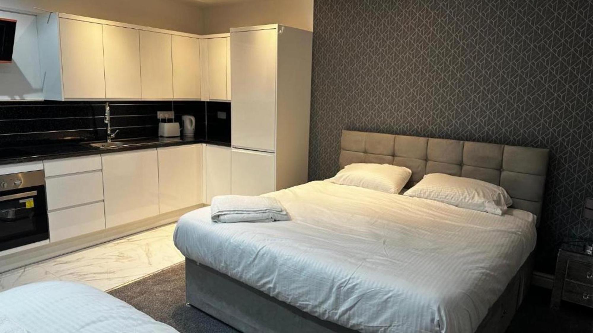 Oyo The Pleasant House Hotel Манчестър Екстериор снимка