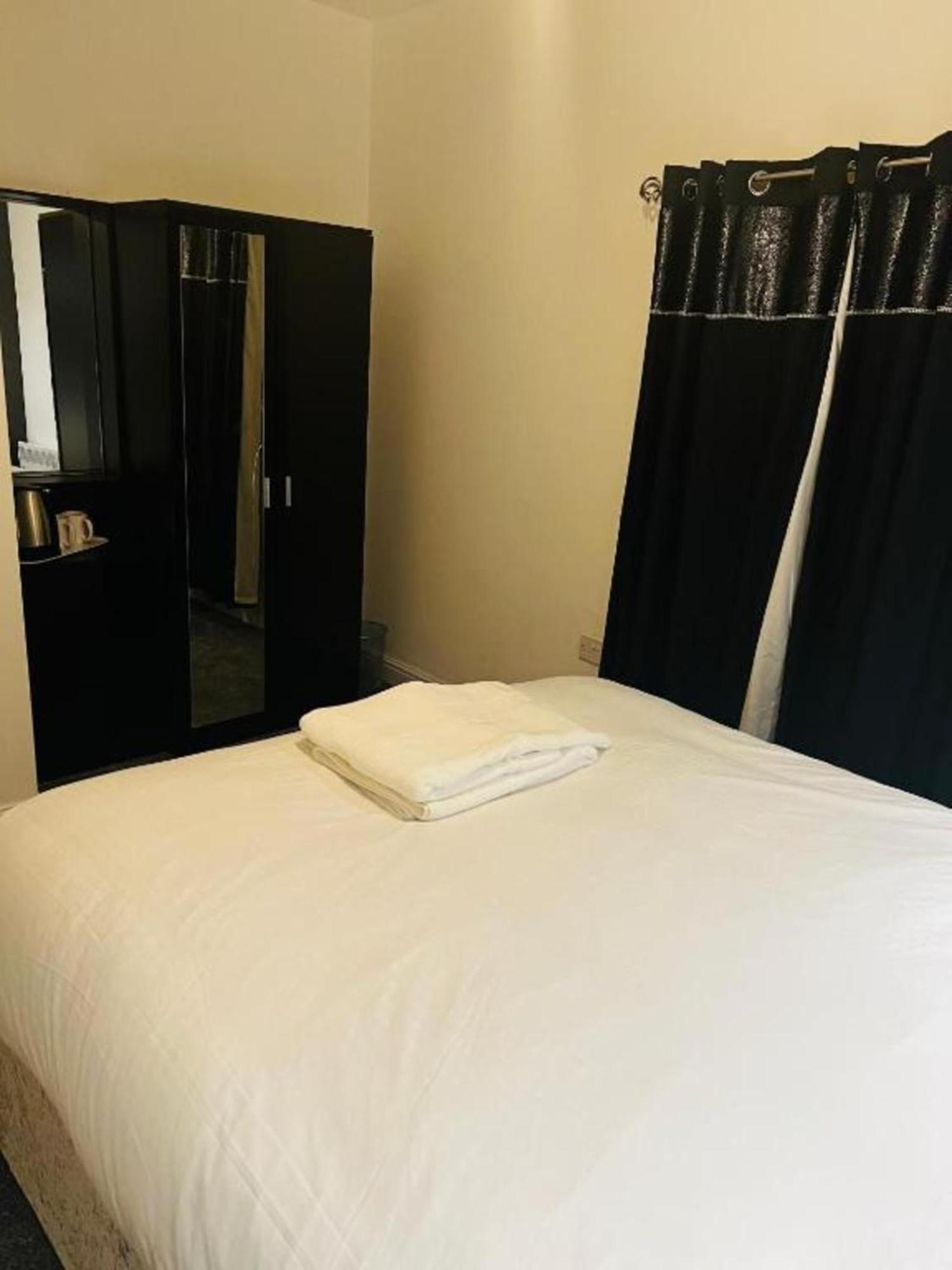 Oyo The Pleasant House Hotel Манчестър Екстериор снимка