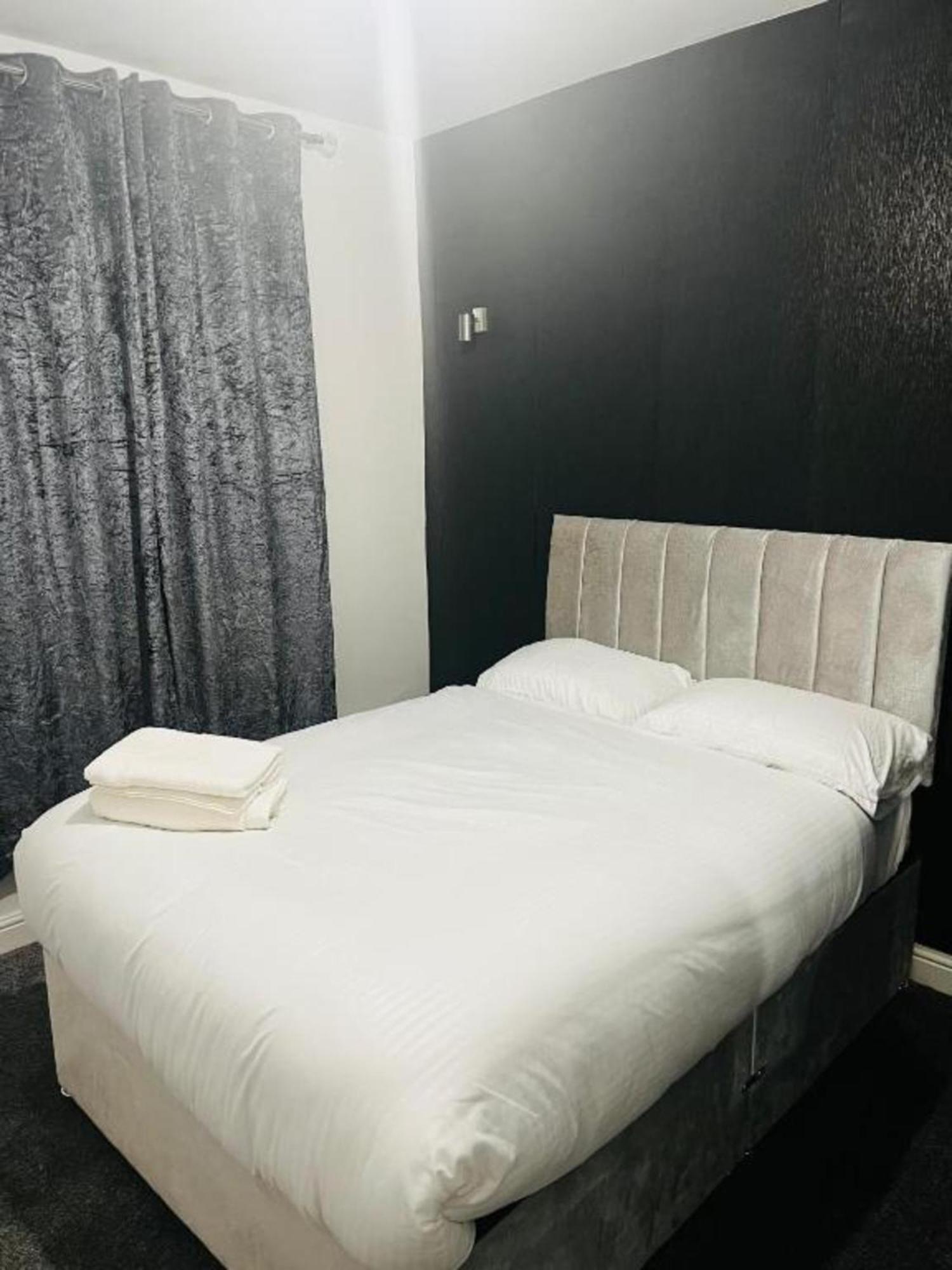 Oyo The Pleasant House Hotel Манчестър Екстериор снимка