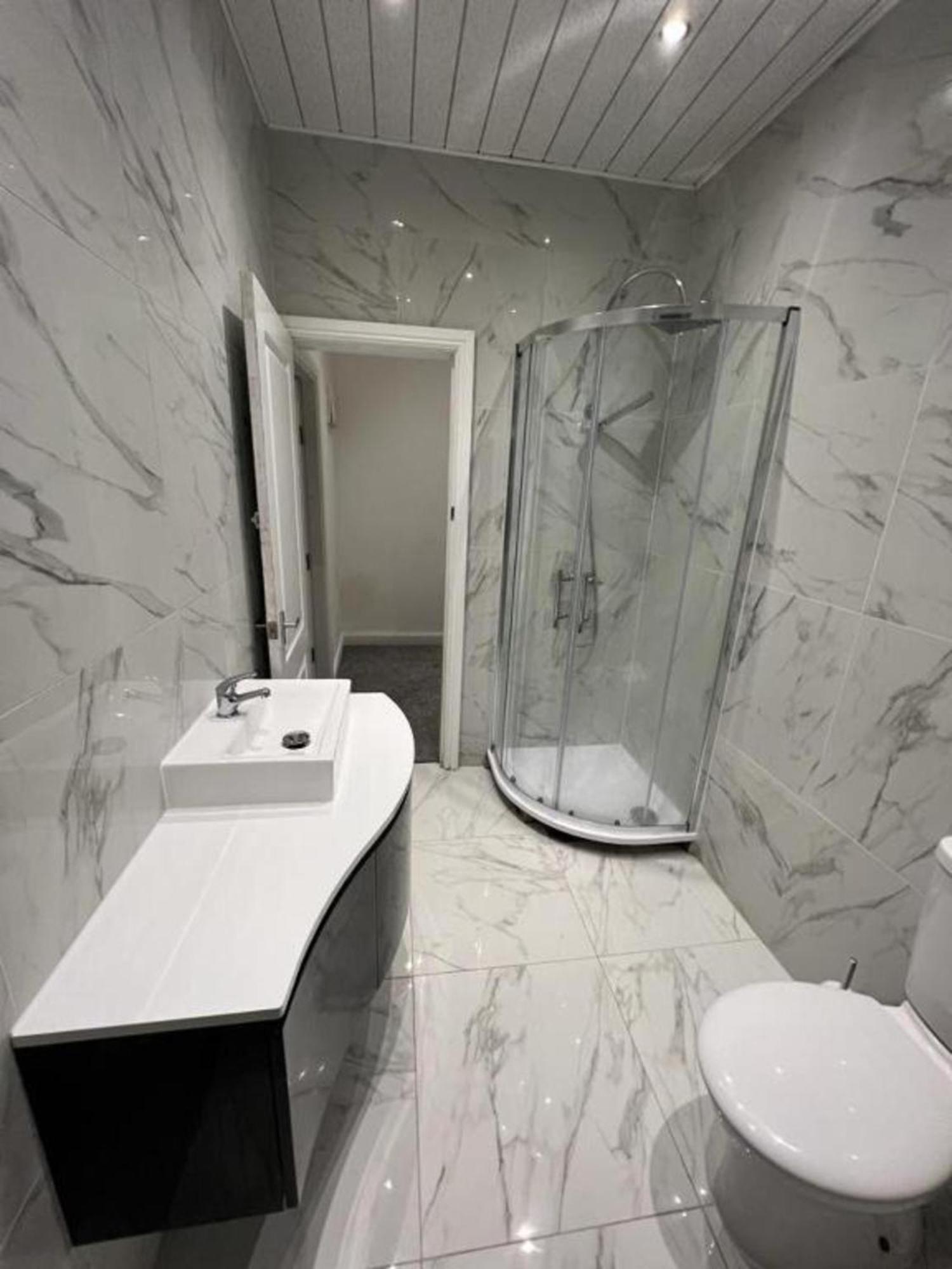 Oyo The Pleasant House Hotel Манчестър Екстериор снимка