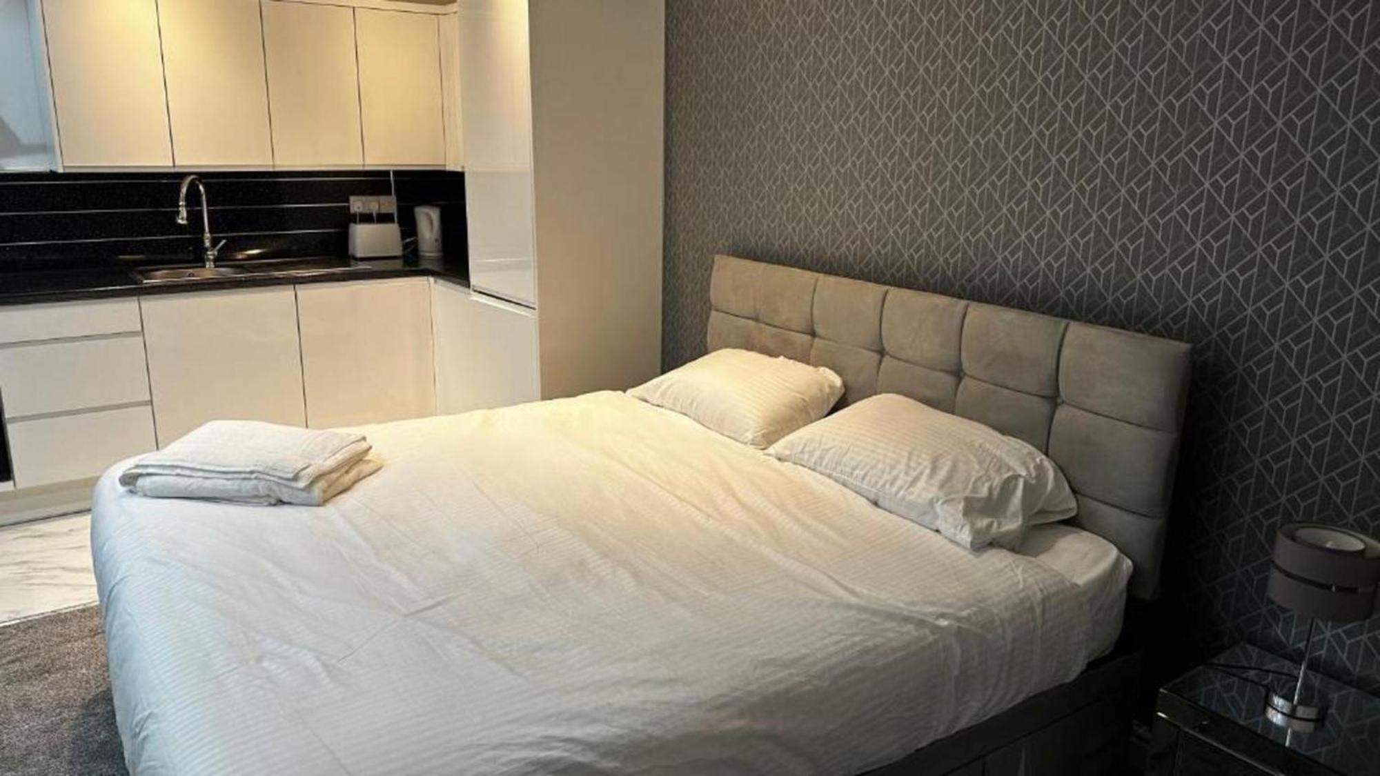 Oyo The Pleasant House Hotel Манчестър Екстериор снимка