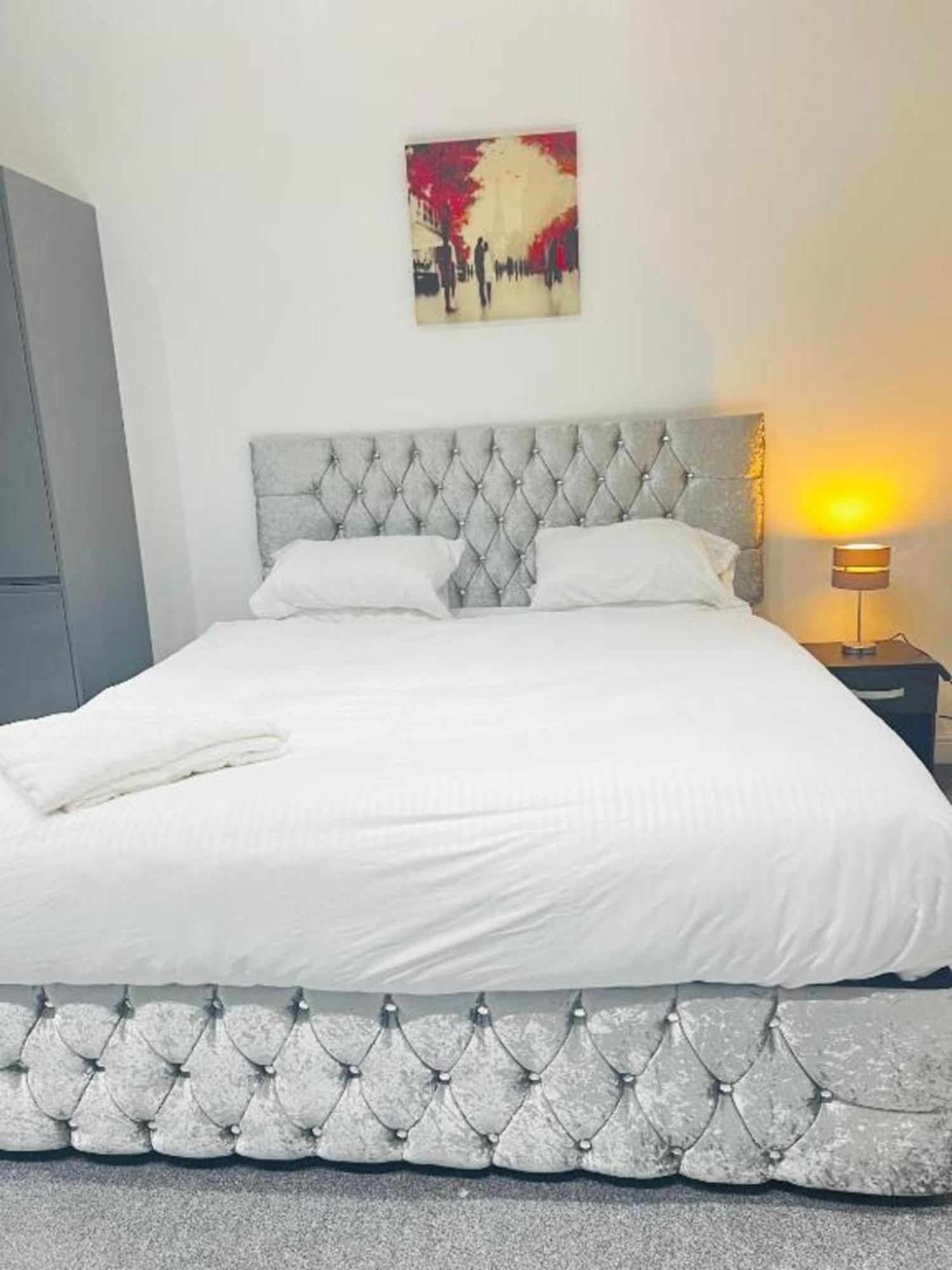 Oyo The Pleasant House Hotel Манчестър Екстериор снимка
