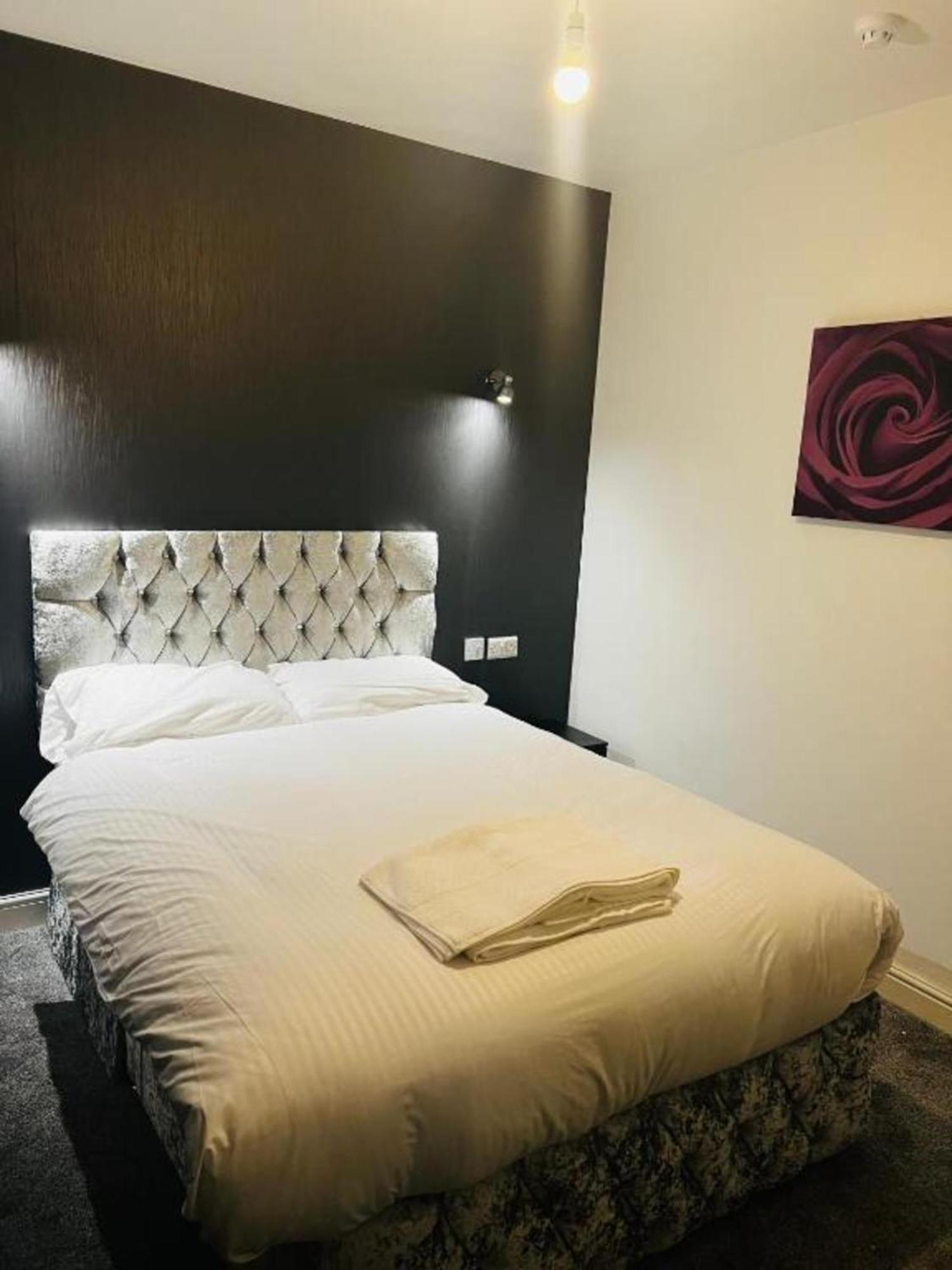 Oyo The Pleasant House Hotel Манчестър Екстериор снимка